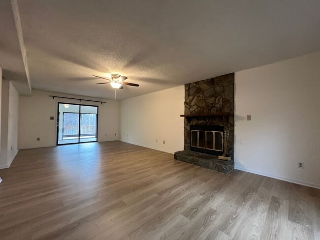 Building Photo - Move-in Ready!