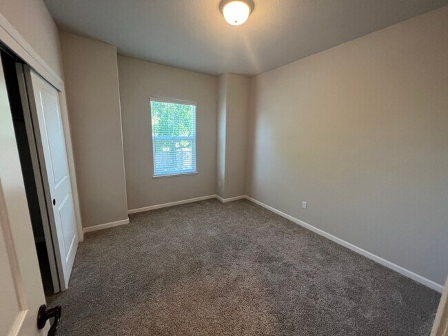 Building Photo - 3 Bed / 2.5 Bath | Rocklin Townhome