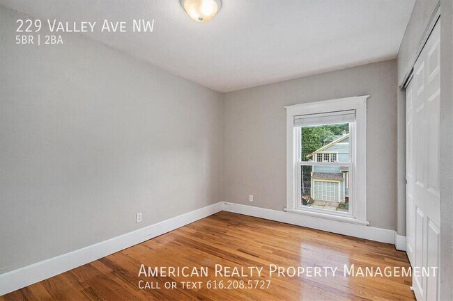 Building Photo - 229 Valley Ave NW