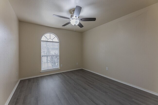 Building Photo - 5001 Bridgewood Dr