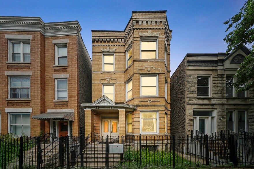 Building Photo - 2736 W Evergreen Ave