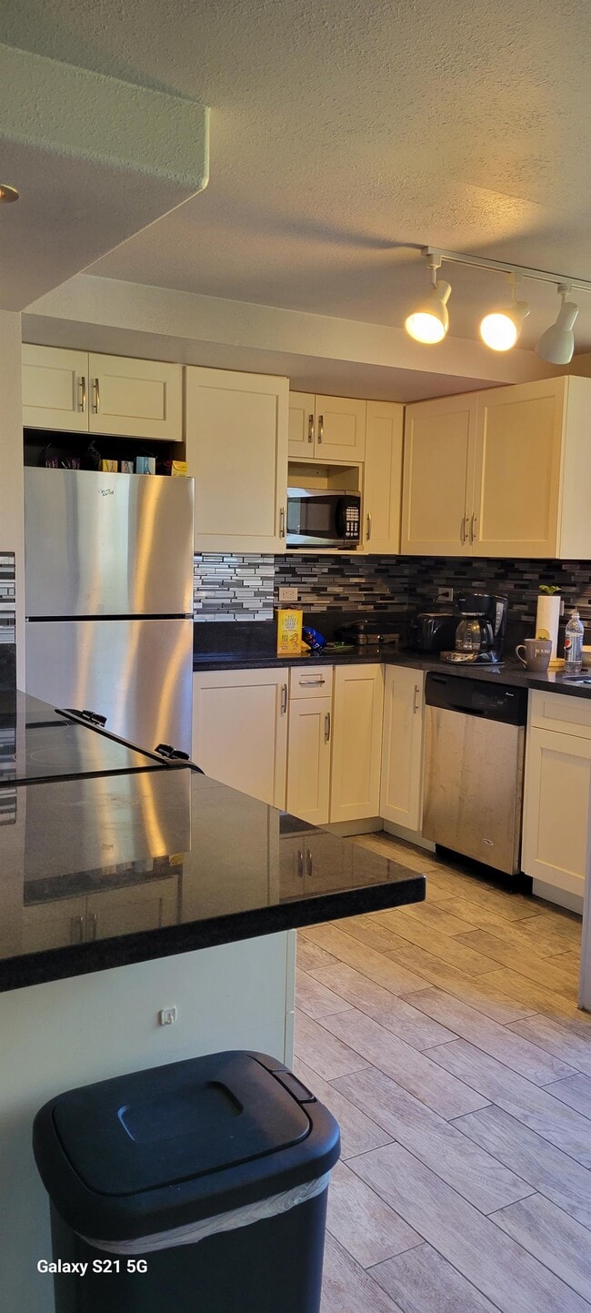 Building Photo - 84 Pukihae St