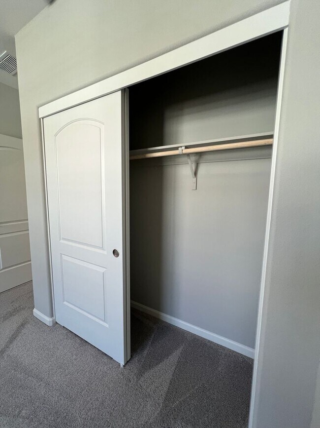 Building Photo - 4/2.5 GORGEOUS Townhome in Minden!