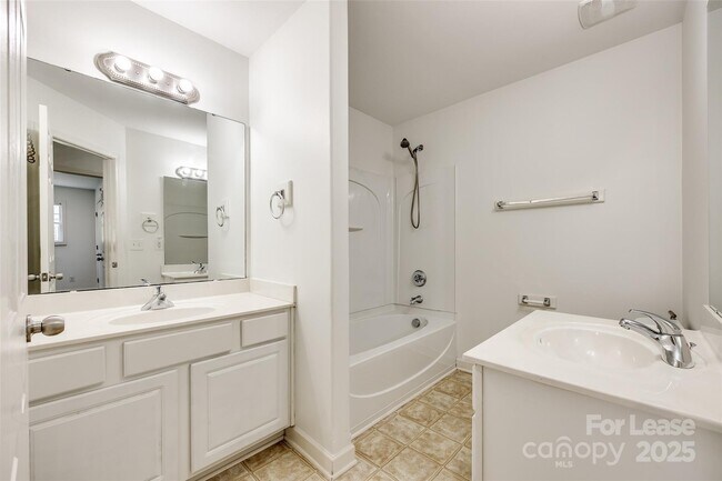 Building Photo - 4505 Hampstead Heath Dr