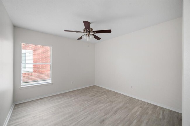 Building Photo - 9847 Willow Crossing Dr