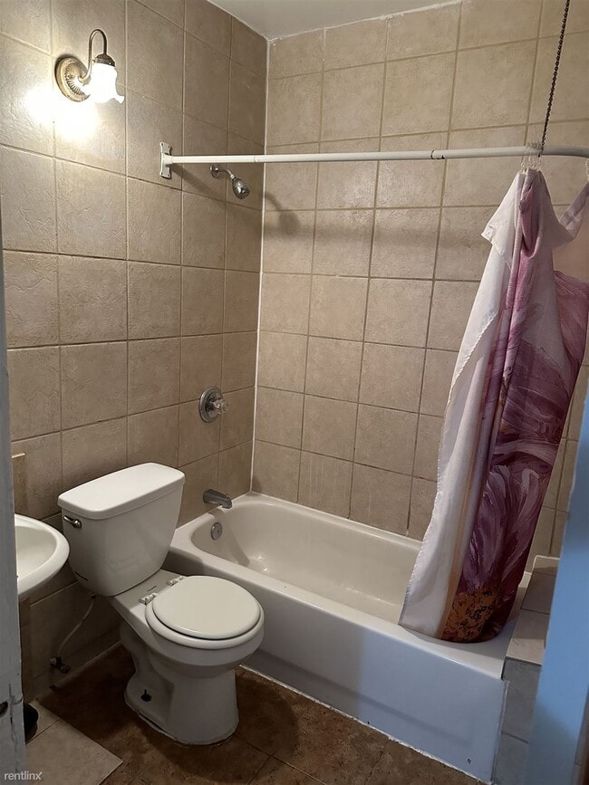 Building Photo - 2 br, 1 bath 4plex - 123 Sturtevant St
