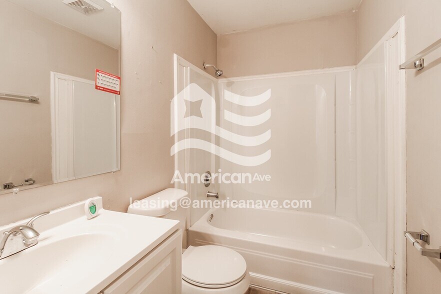 Building Photo - 2570 Greenleaf Dr