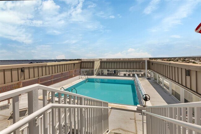 Building Photo - 1500 Park Beach Cir