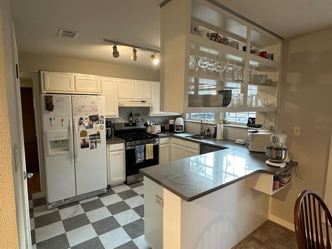 Building Photo - 311 Le Grande Ave