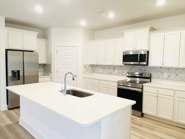 Building Photo - Over 2,000 Sq Ft! 4BR Home w/ En Suite Guest Room