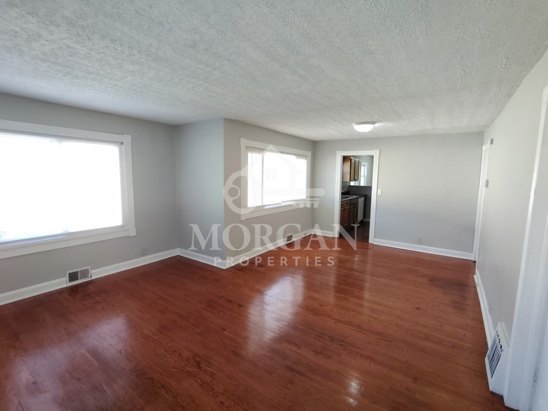 Building Photo - 220 W 38th St