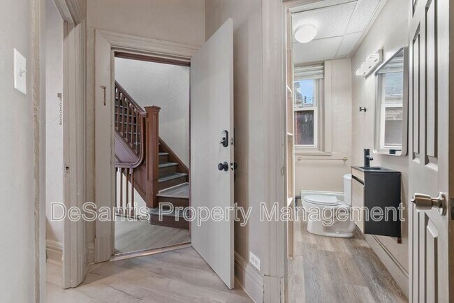 Building Photo - 512 S Millvale Ave