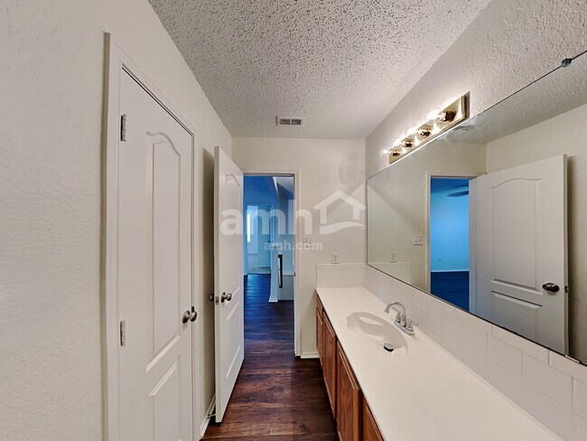 Building Photo - 736 Trees Dr