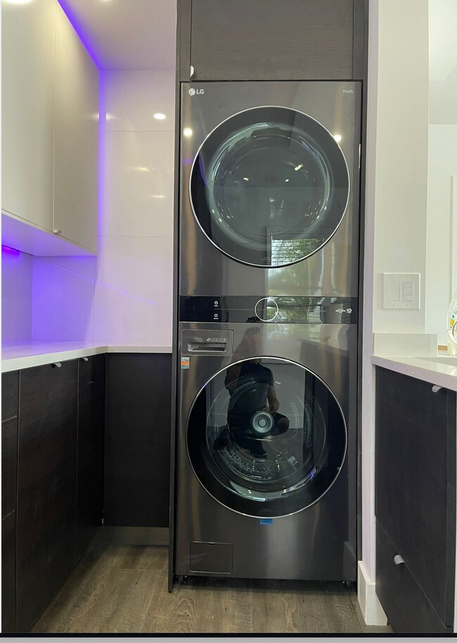 Building Photo - 1100 NE 9th Ave