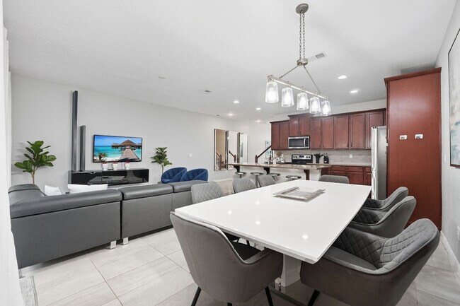 Building Photo - 1552 Carey Palm Cir