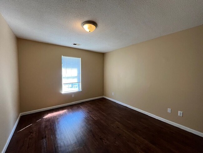 Building Photo - Renovated 3 Bedroom 2 Bath Home for Rent!!...
