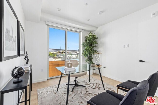Building Photo - 1414 S Beverly Dr