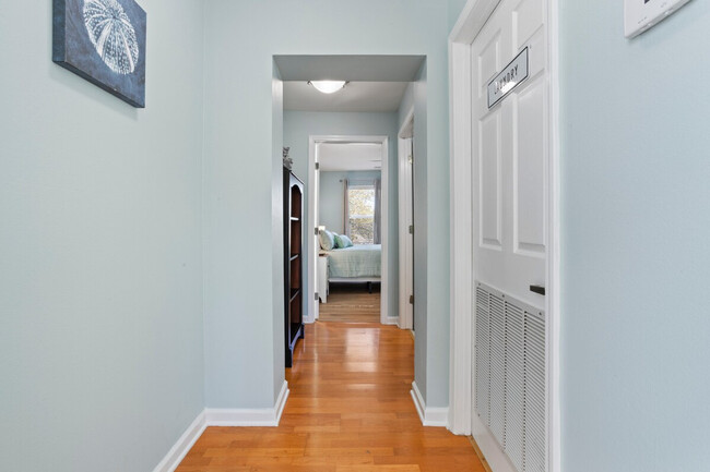 Building Photo - 2421 Beachview Dr