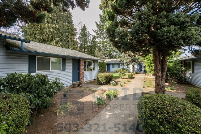 Building Photo - 2 Bedroom Apartment Available w/ Private Yard Space!