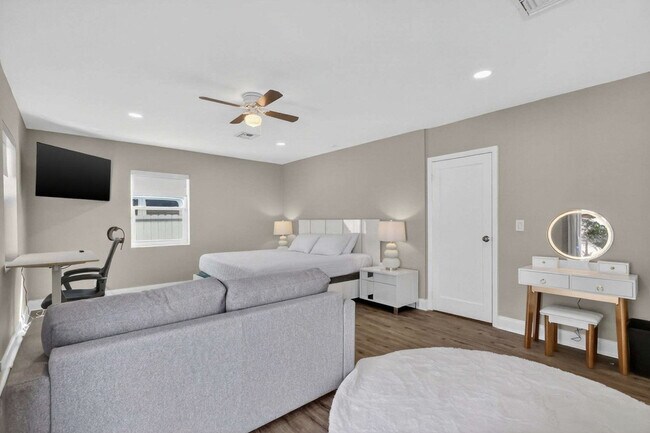 Building Photo - 823 Avenida Hermosa