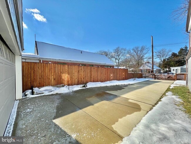 Building Photo - 6833 Standish Dr