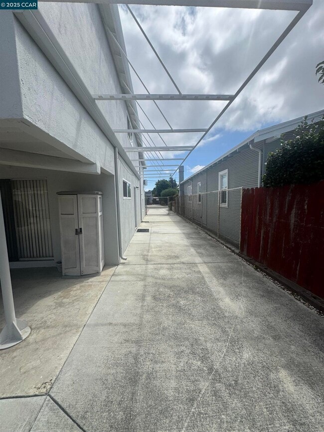 Building Photo - 674 Maud Ave