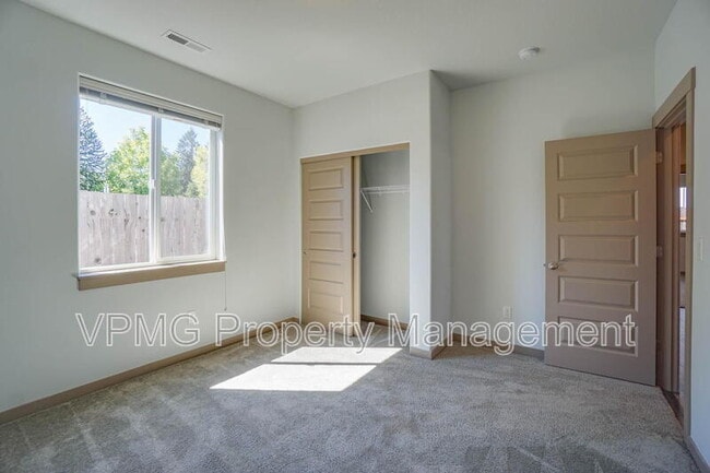 Building Photo - 13801 NE 33rd Cir