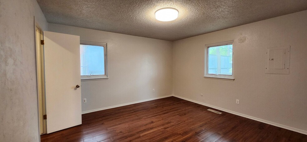 Building Photo - 3517 N Glenoaks Dr