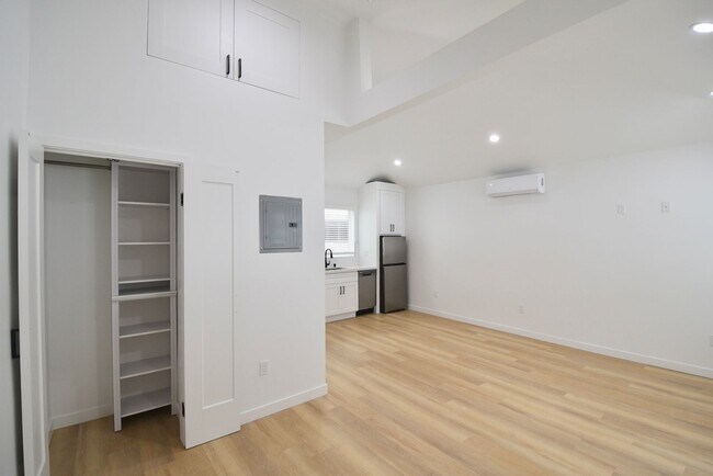 Building Photo - 10919 Camarillo St