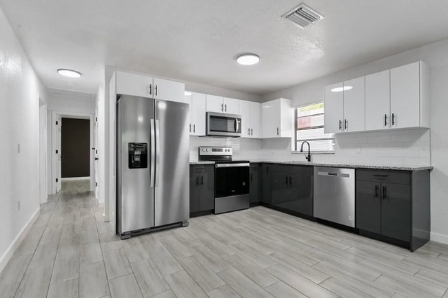 Building Photo - 1706 E Poinsettia Ave