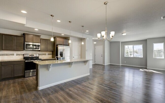 Building Photo - Newer Townhome | Mins to Base | Pool + Gym...