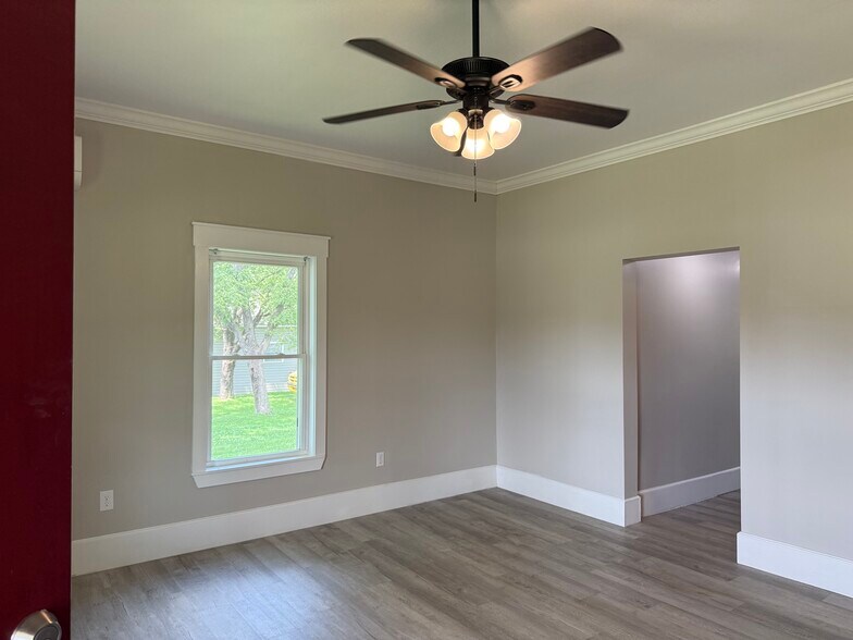 Living room - 713 N Chamberlain Ave