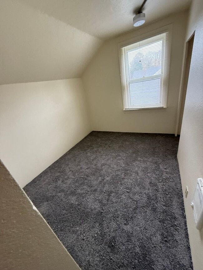 Building Photo - Cute 3 bed house, Great price!