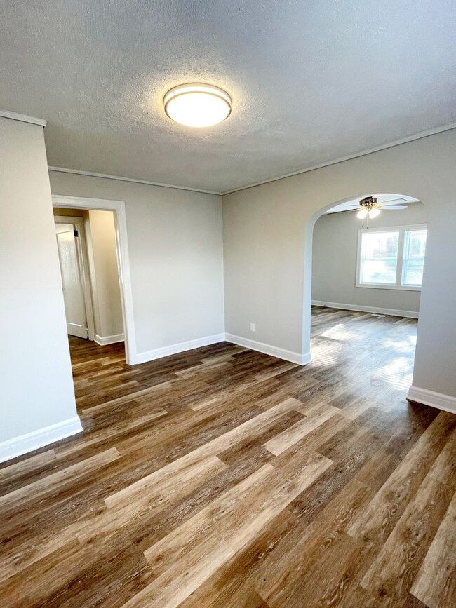 Building Photo - 2 Living Area's & 2 Car Garage - Near MSU,...