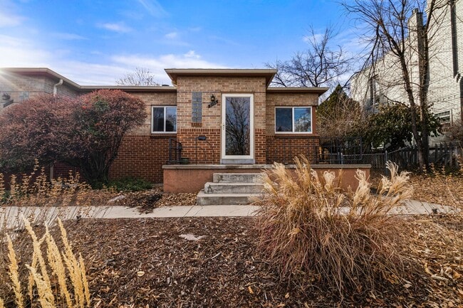 Primary Photo - Charming Townhome in West Highlands!