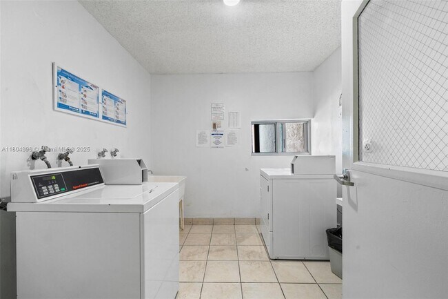 Building Photo - 2655 Collins Ave