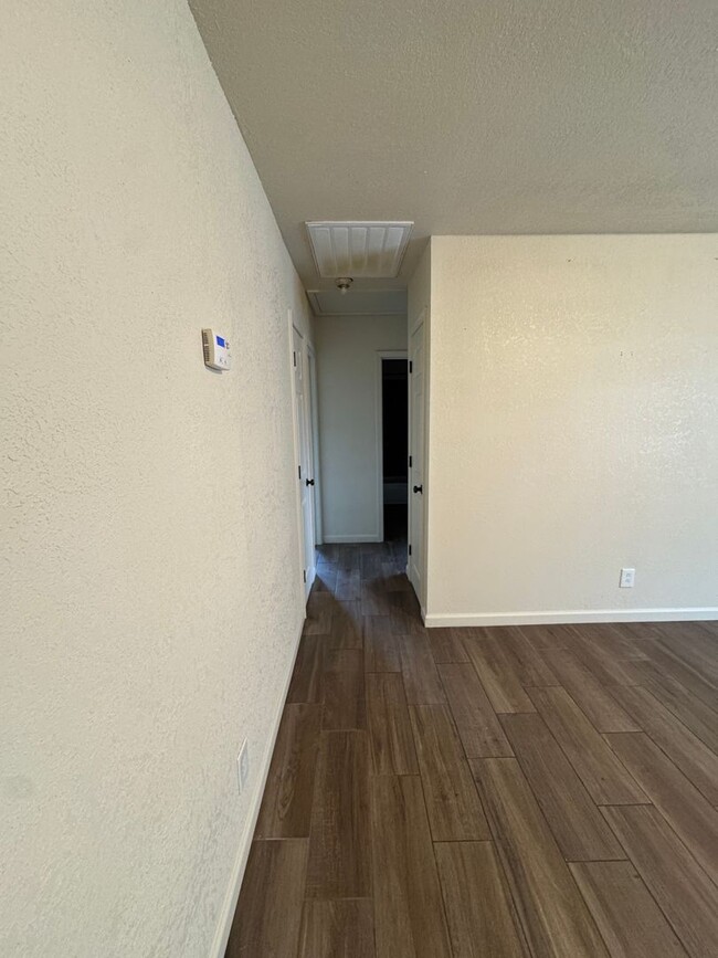 Building Photo - 2 Bed / 1 Bath apartment available now in ...