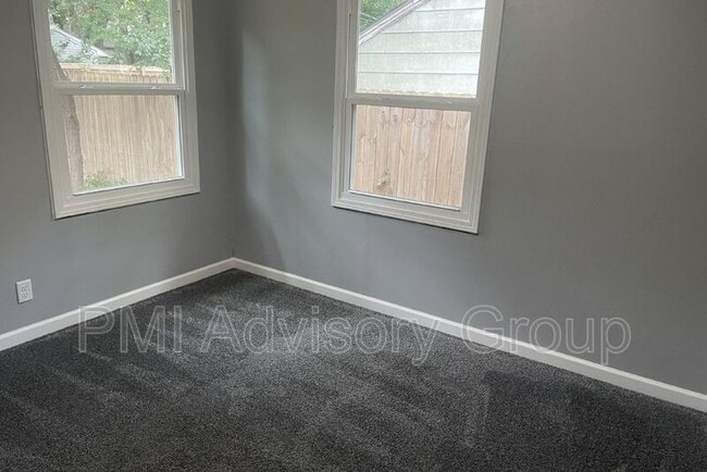 Building Photo - 2413 SW Mission Ave