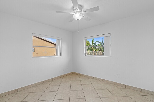 Building Photo - 9500 NW 74th Ct