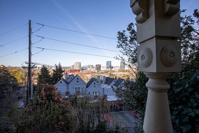 Building Photo - 1940-1946-1946 SW Market St Dr