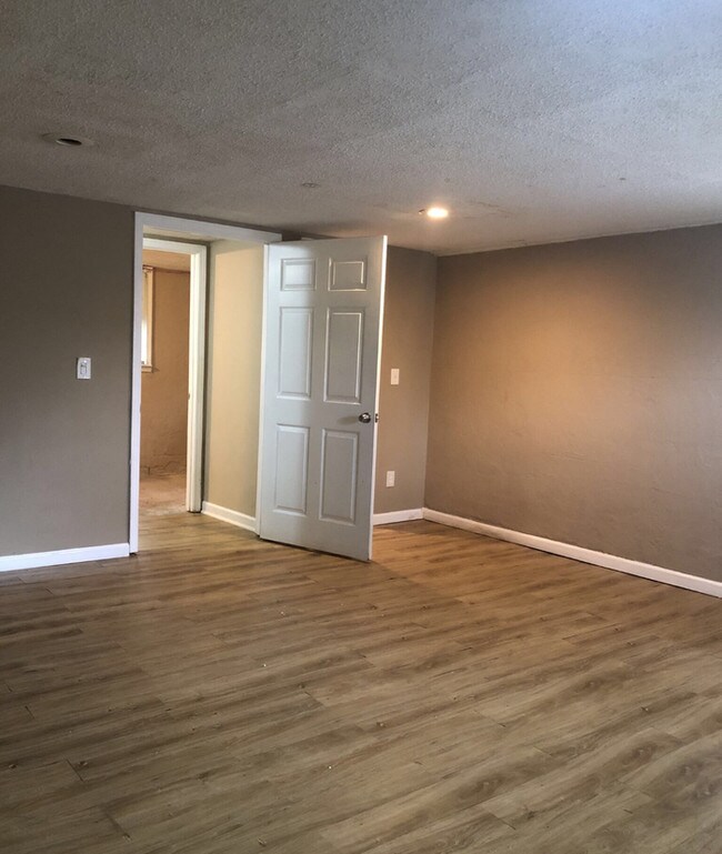 Building Photo - Gorgeous South KC Split Level