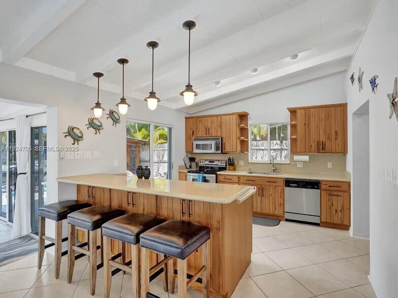 Building Photo - 2525 Gulfstream Ln