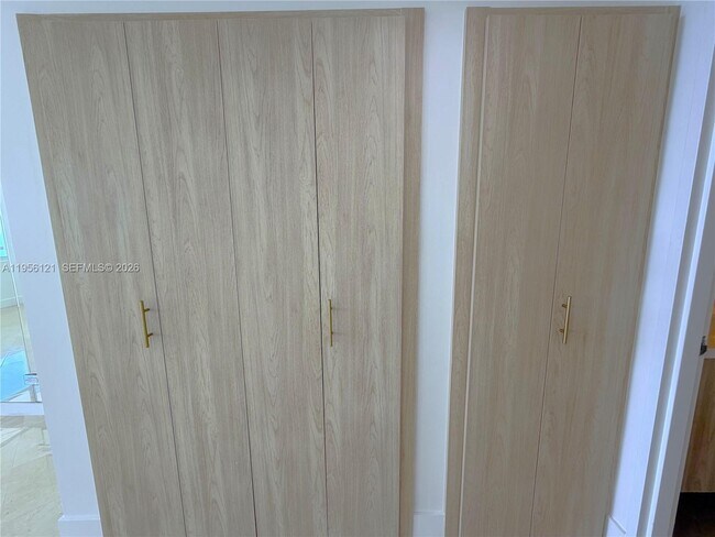 Building Photo - 5601 Collins Ave