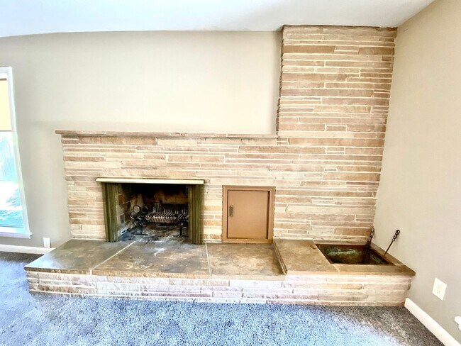 Building Photo - 4 Bedroom 2.5 bath on Central Rim minutes from downtown