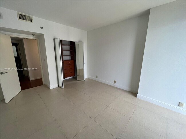 Building Photo - 520 Brickell Key Dr