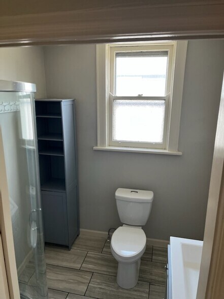 1st full bath - 4333 Eileen Dr