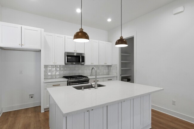Building Photo - 2806 Versailles Oak Ln