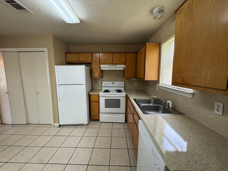 Building Photo - 1002 Circle M Dr