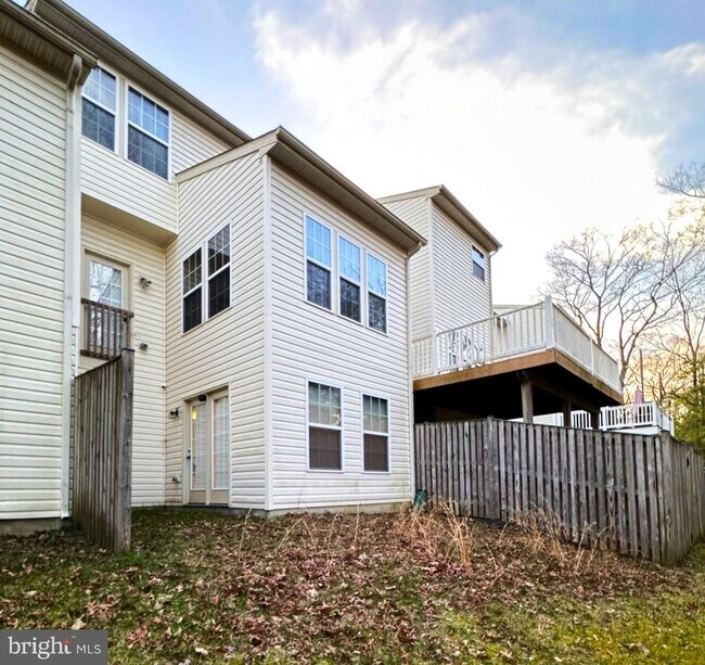 Building Photo - 920 Hopkins Cor