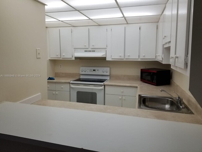 Building Photo - 6930 Miami Gardens Dr